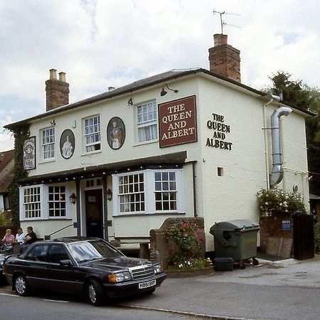 The Queen And Albert High Wycombe Kültér fotó